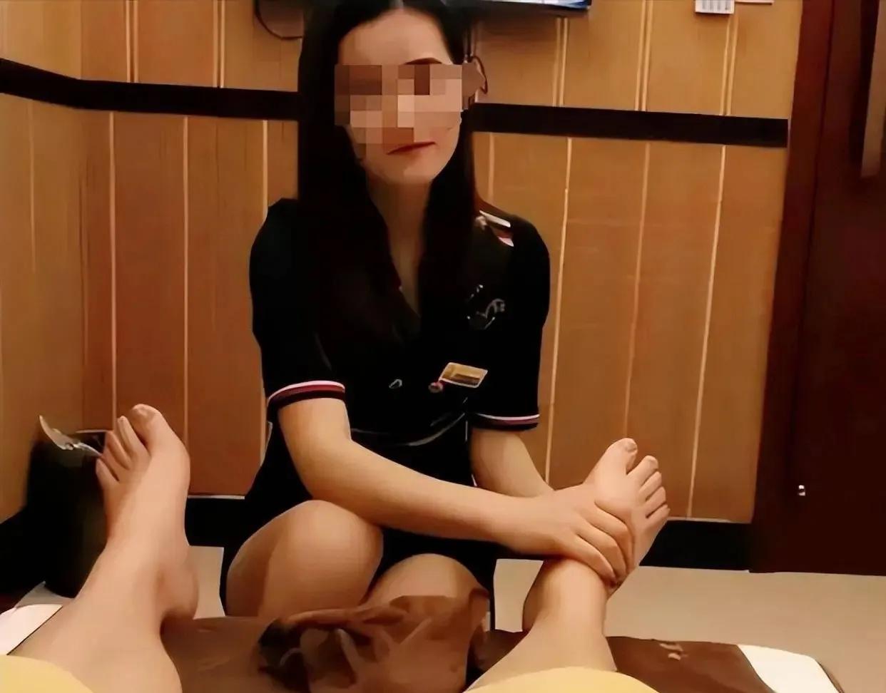 湖北，男子酒后到一足疗店按摩，期间，多次拍打女技师的大腿内侧。女技师想着男子喝多