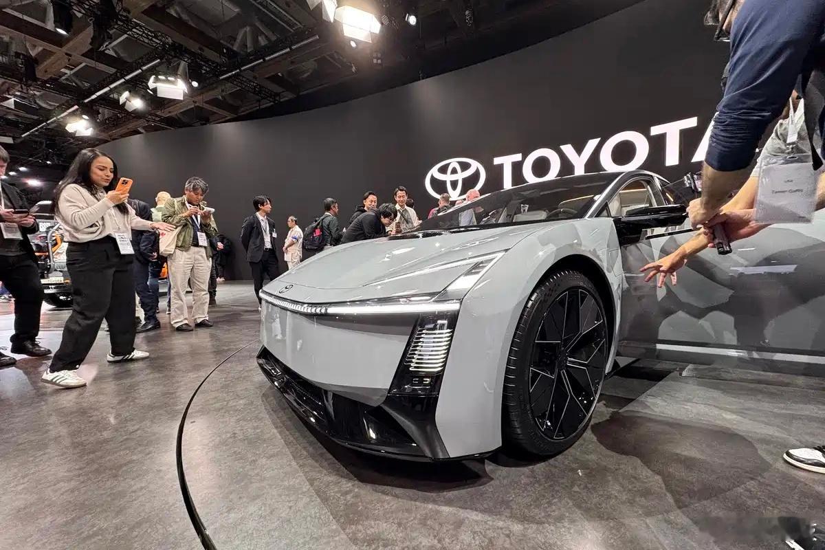 比全新小鹏P7还科幻？2025东京车展：全新丰田卡罗拉概念车首发亮相在本次202