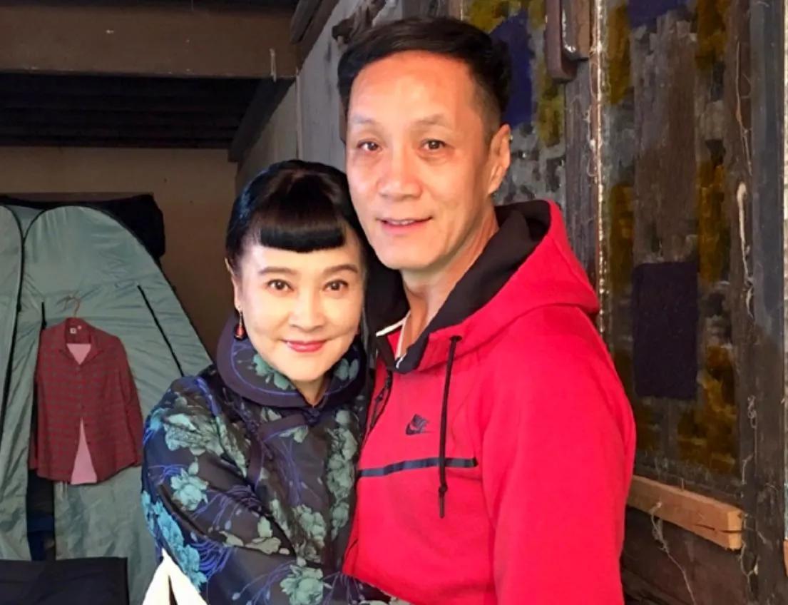 一次，冯远征带着老婆梁丹妮参加聚会，他的朋友十分无礼地说道：“远征，下次别带你老