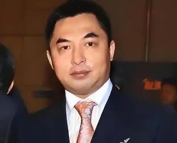2004年，“天上人间”大老板覃辉开车和一坐着大人物的老轿车相撞，他下车就跟