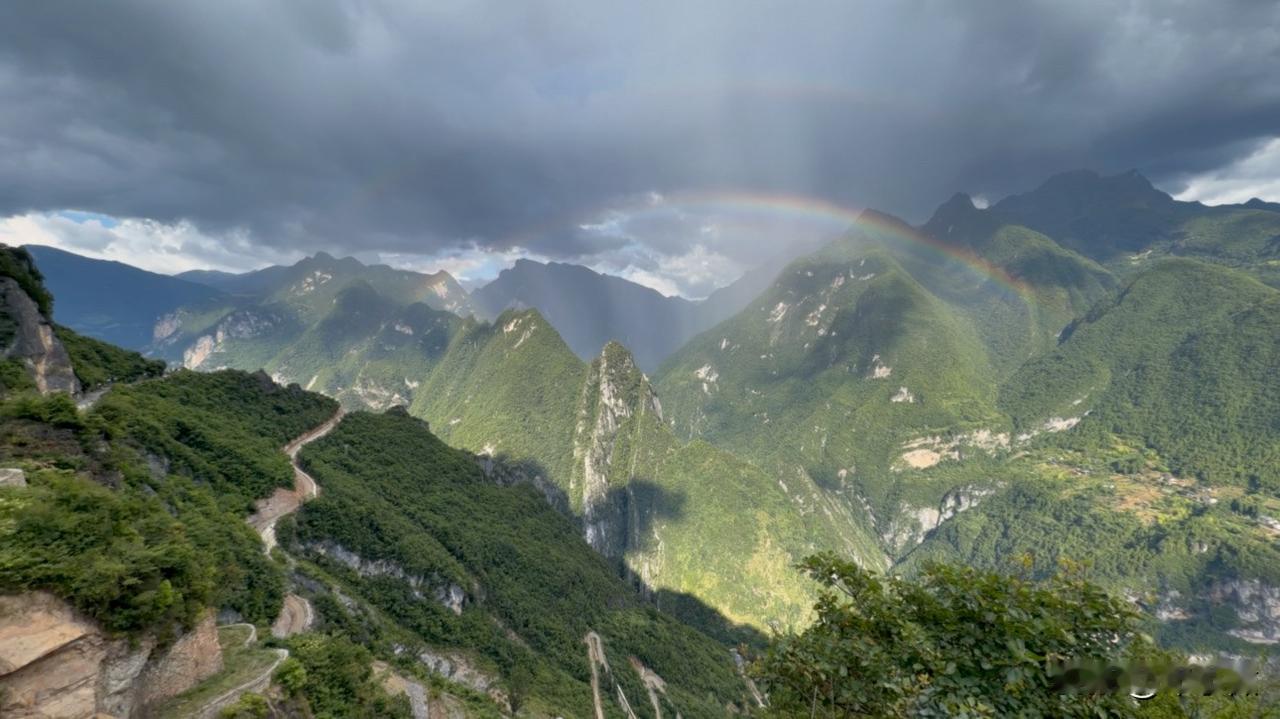 从南充一路跑到重庆巫溪，这几天都在山里转，一人一车翻山越岭，走过这些路，才更懂山