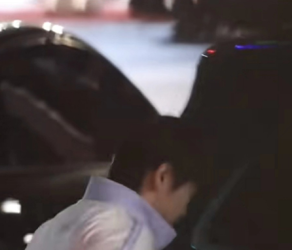 城市宣传照拍完了，莎莎大头也启程回去了，莎莎上了一辆轿车，网友猜测，极有