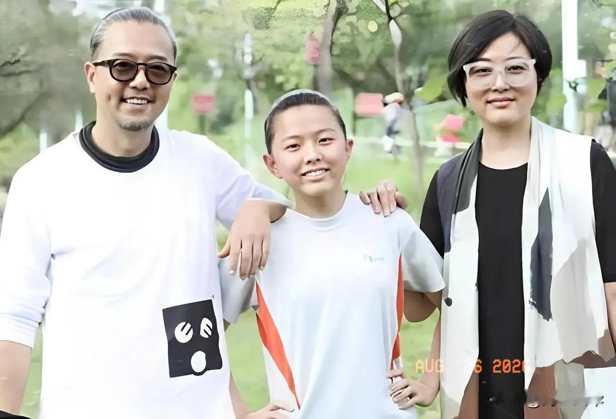 张延的女儿，简直和妈妈是一个模子里刻出来的，尤其是眉眼和脸型，完全就是复刻版，连