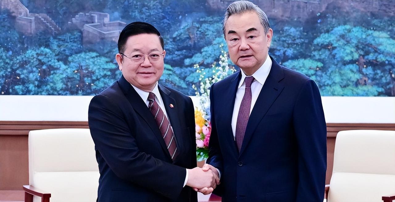 中方刚说“我不参与”，特朗普就跳出来了：东南亚，这锅汤有人想搅热泰柬边境炮火