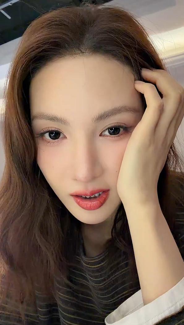 演员金晨涉嫌肇事逃逸？目前金晨本人并未回应，等待官方通报。