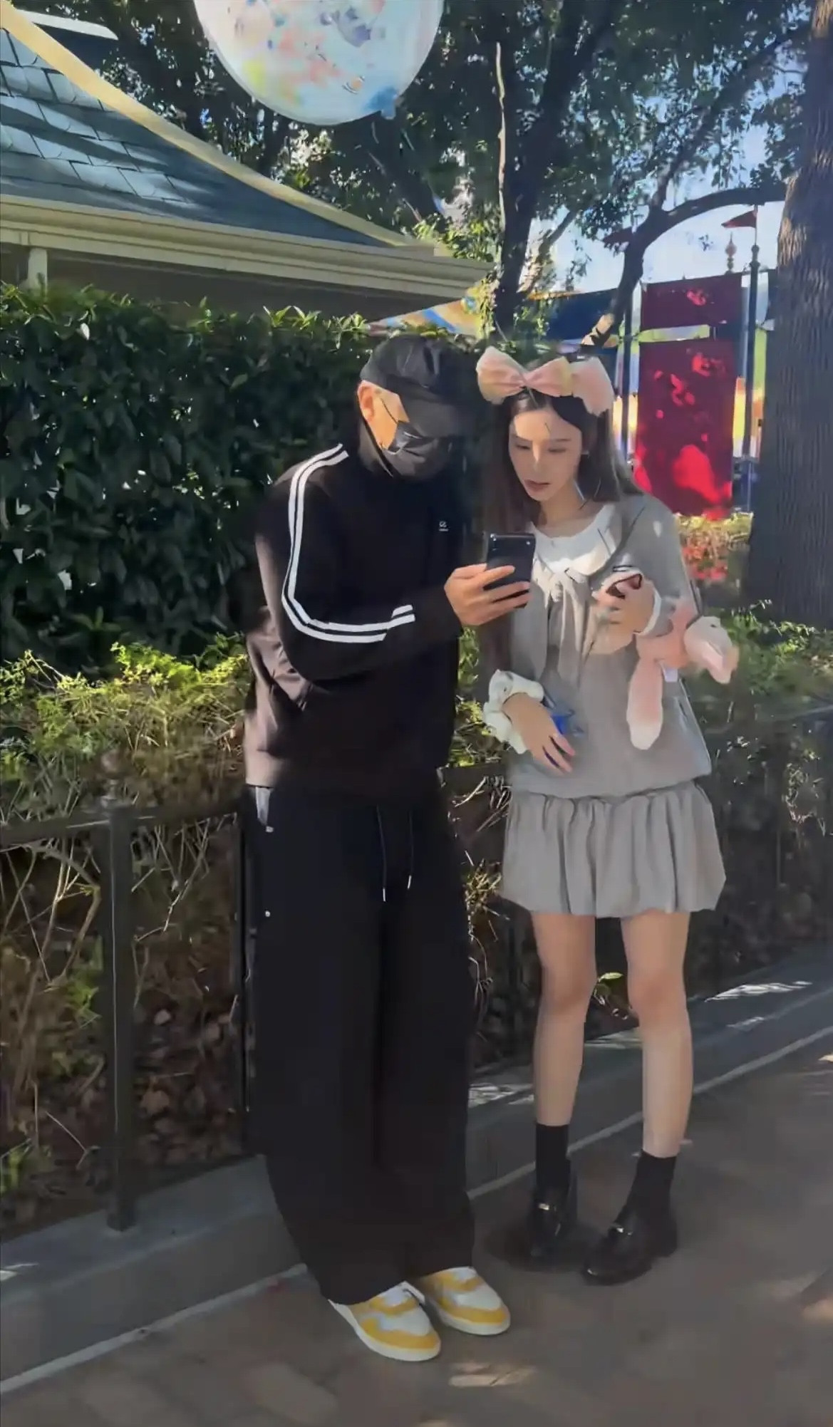 网友偶遇黄子韬徐艺洋夫妇，两人颜值爆表，人群中最出众