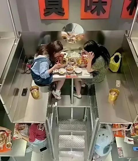 如果让你去这种高档餐厅吃饭，一顿饭2000元，你愿意去吗？