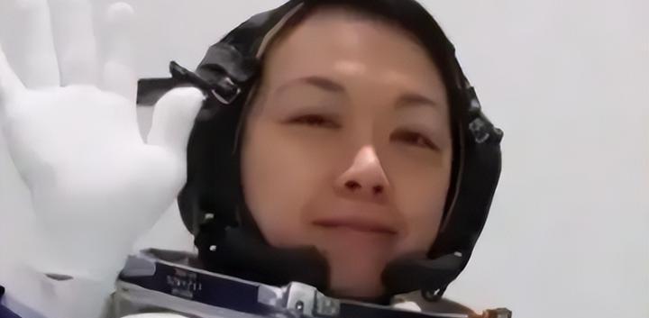 黎家盈飞太空我不羡慕，她有博士学位我也不羡慕，但是我真心羡慕的是，她有一个非常支