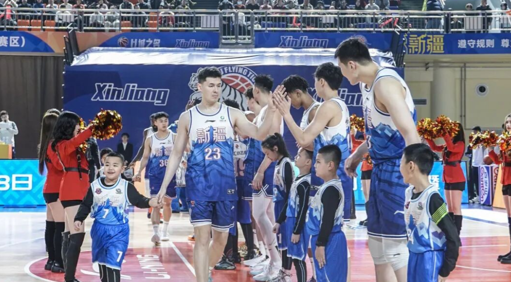 新疆男篮加时赛险胜天津，重新找到信心。新疆对阵天津这场比赛，打的极其艰难，天津队