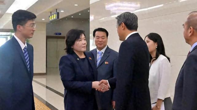 朝鲜外相结束访华，同一天中国货机降落平壤，1年多来首次。一个月内已经第二次，朝鲜