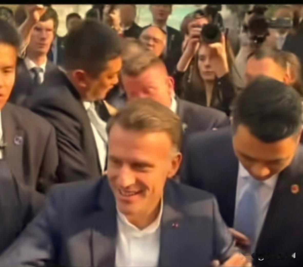 马克龙访问川大时，中法保镖阵前“过招”的场面太燃了！当时马克龙在校区演讲，法