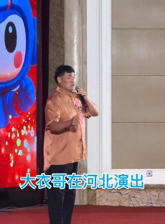 大衣哥河北石家庄演出，身着唐装，大肚腩明显，演出现场座无虚席，还吸引了许多年轻女