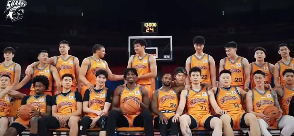 为了让本赛季CBA总决赛更精彩，所以上海男篮决定让两个大外援，不然比赛太没悬