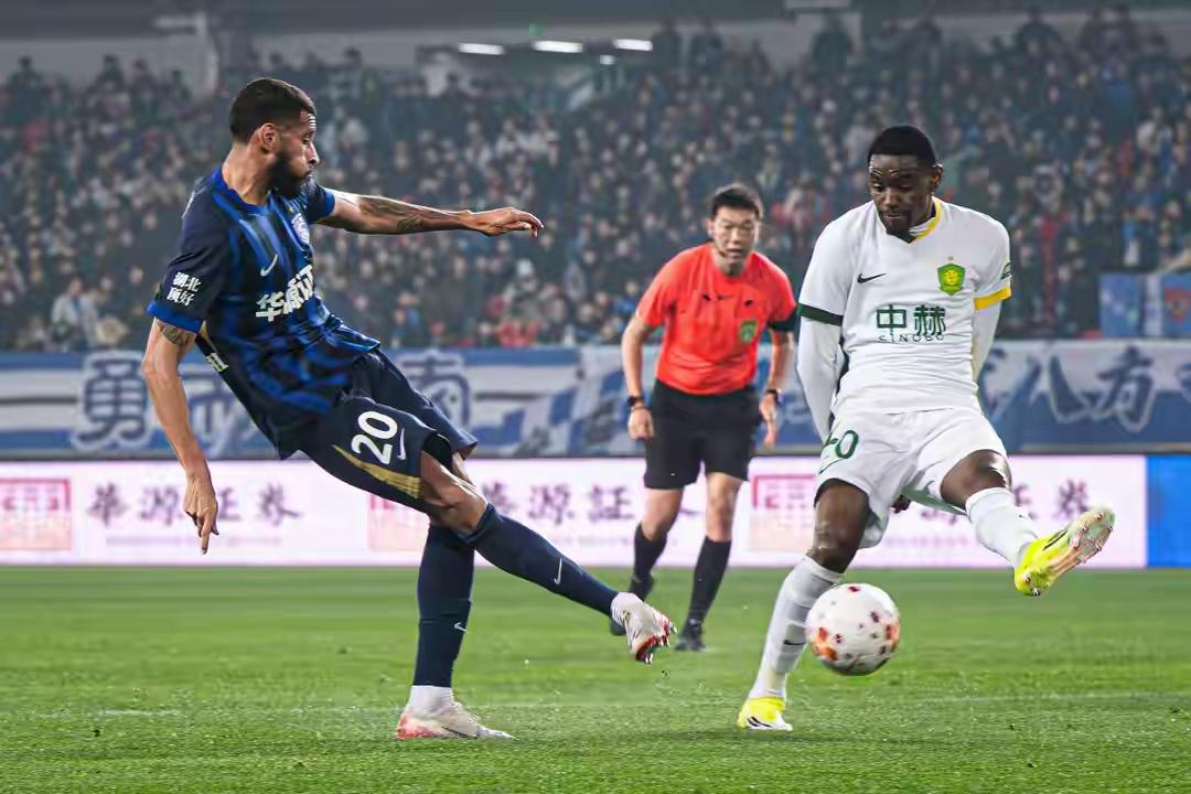 袁甲：武汉三镇一战跌入降级区！中超联赛第一轮结束，武汉三镇主场0比2输给了北京