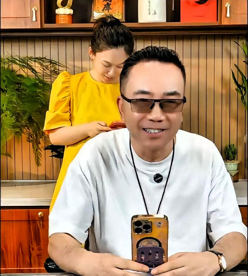 骂了两年没等来郭德纲一个正眼，于谦一个电话打过去，杨议转头就在直播间炫耀。这人啊