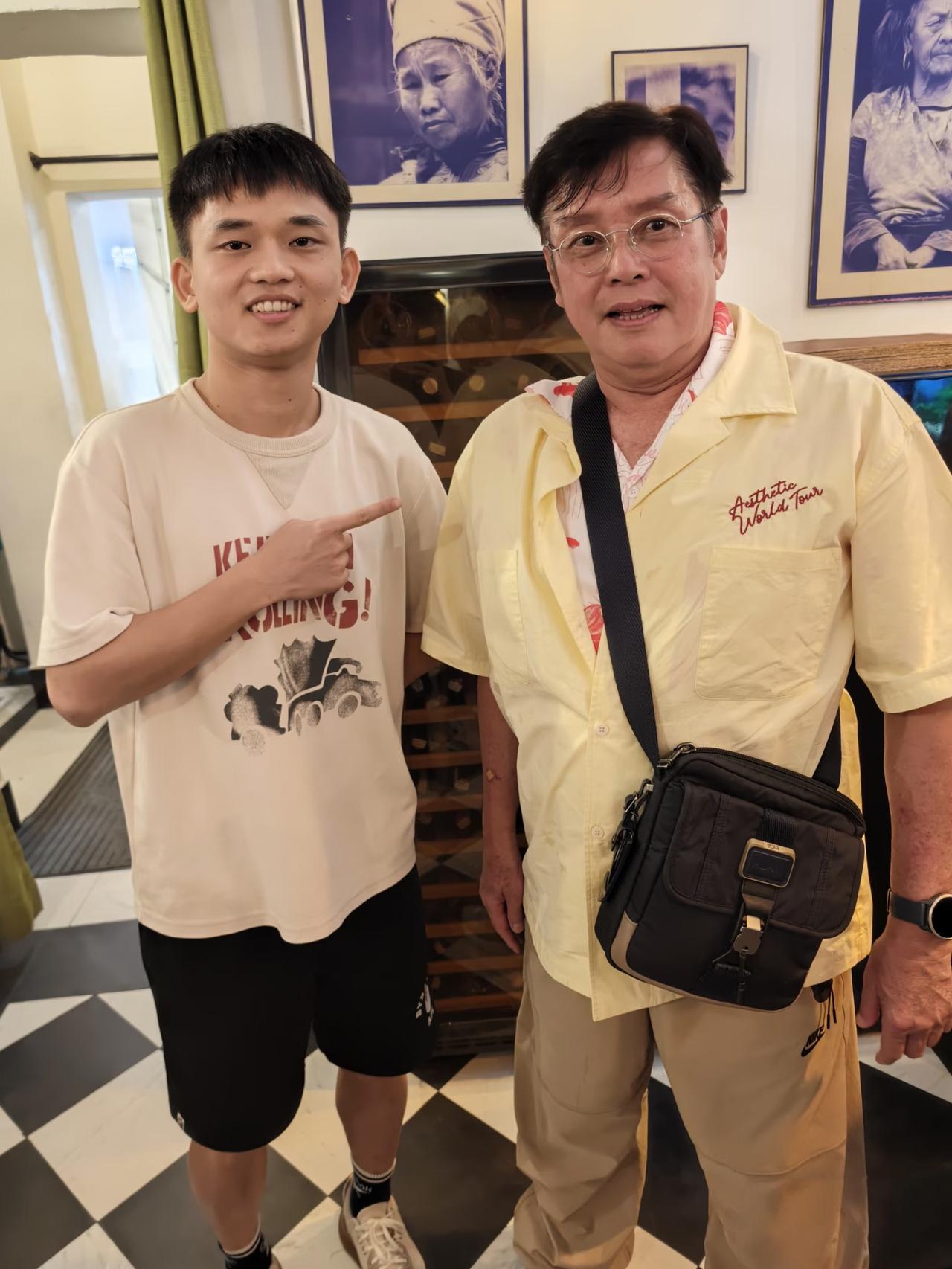 75岁谭咏麟和好友李克勤到越南旅游度假，他们到当地一家网红餐馆吃饭，被好多华人认
