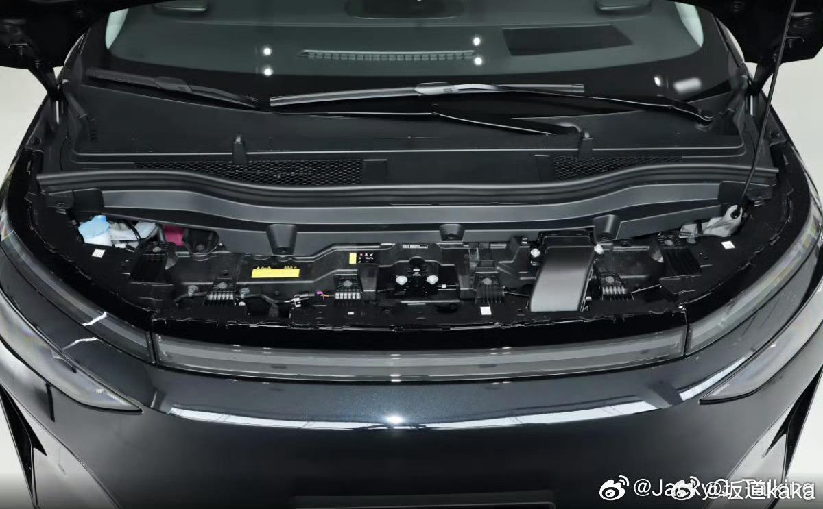 风头过了，可以说了。其实前段时间小鹏被邱工按着锤，我是一点都不意外的。你鹏子天天