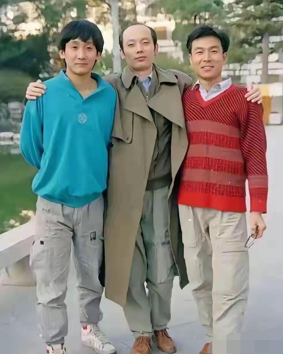 这张带有年代感的老照片，中间一位是葛优，两边的是谁？你能认出来吗？
