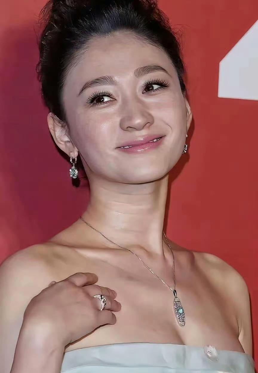 生图状态下的李小冉，颠覆了我对她的印象，并没有外界说的那样年轻漂亮！看她脖子的