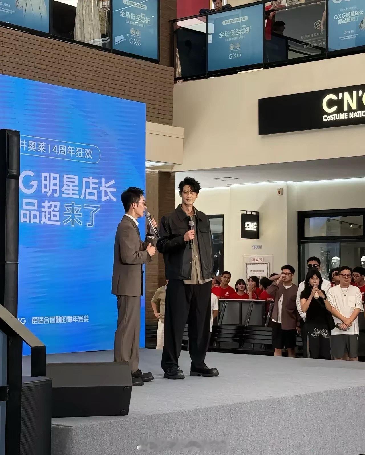 老天呐，差点没认出来。真是电视上看着一般般，真人巨帅啊！