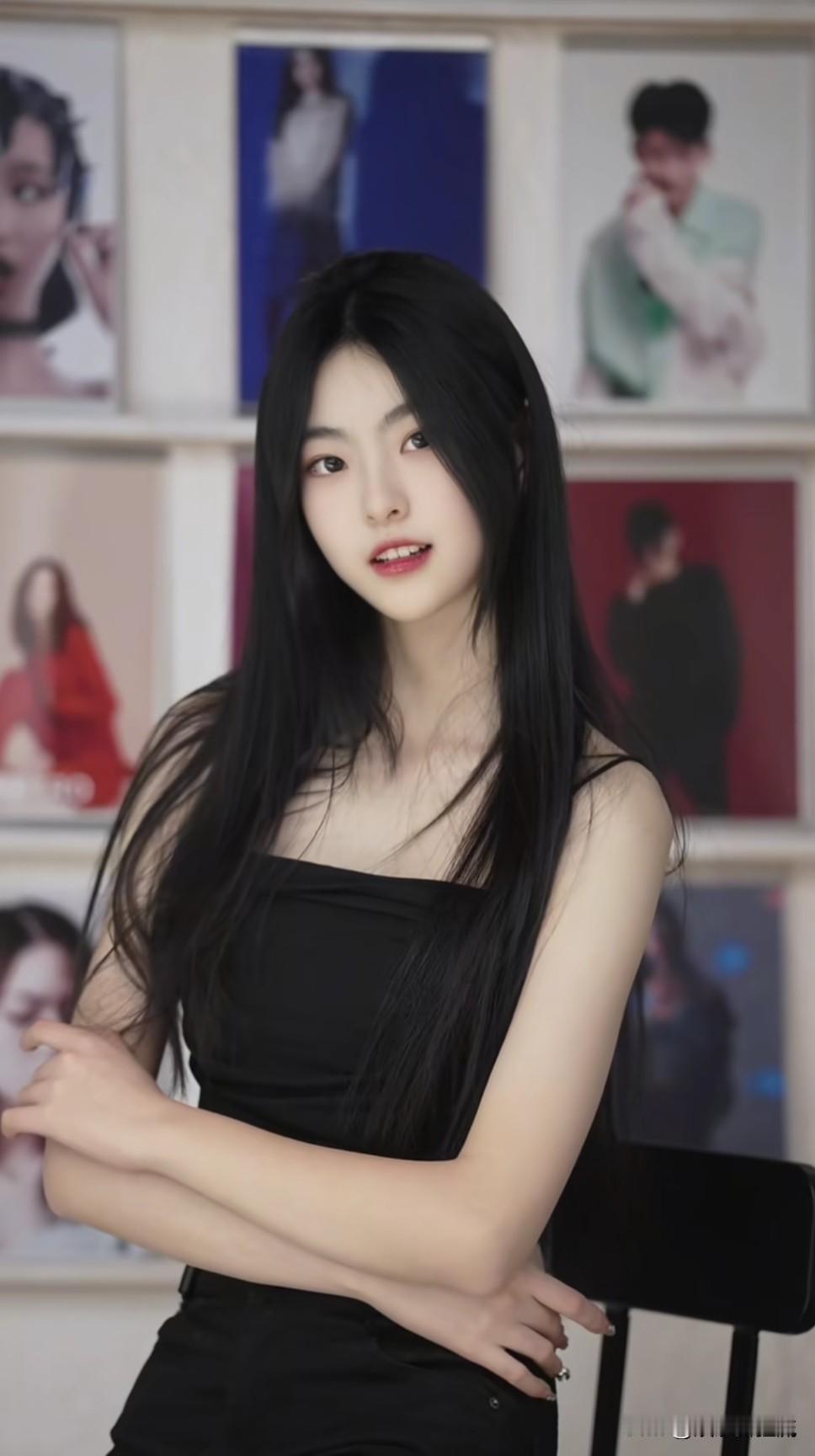 战雨晴，来自北京服装学院，辽宁超星模特大赛冠军，14岁时，当时身高164cm的她