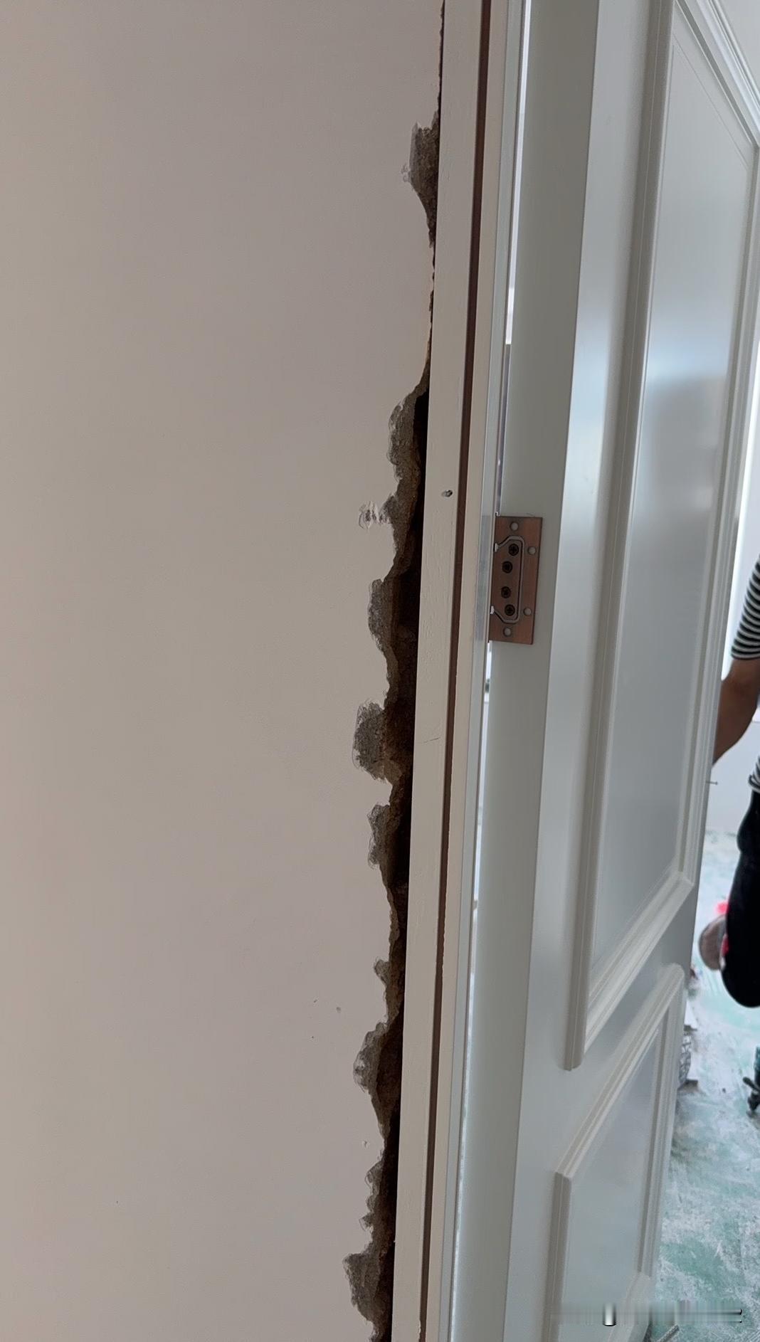 我家的装修师傅个个是人才👍大家装门一定一定要在刮完第一遍腻子之后，千万别信什