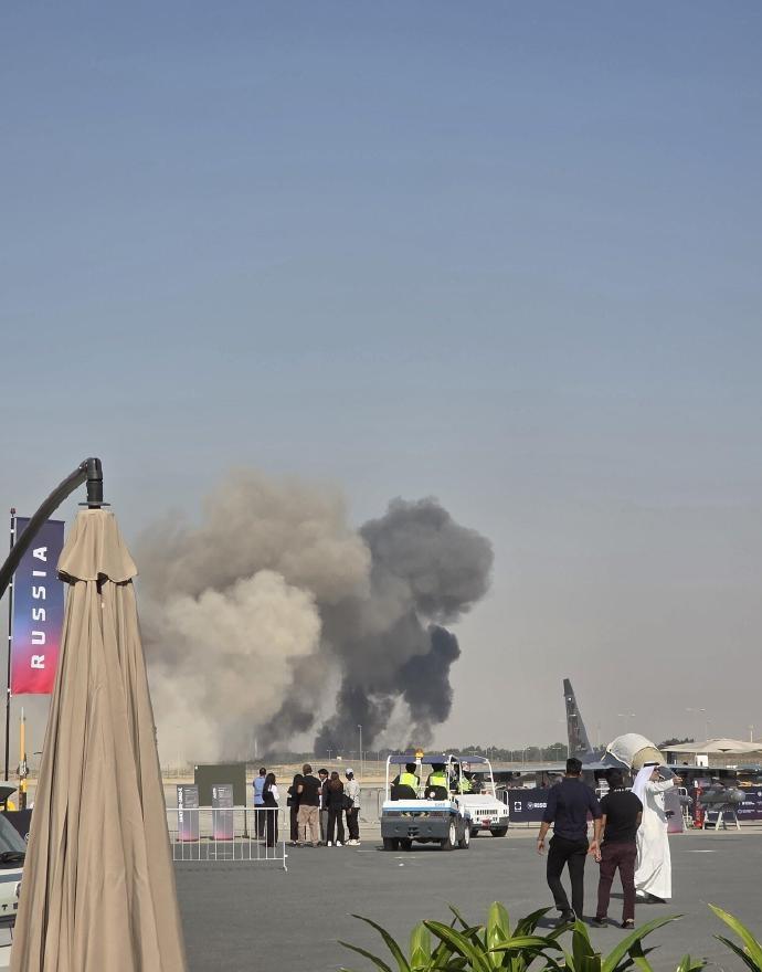 惊“弹”之鸟印度光辉战机表演时坠毁迪拜航展正酣，各国战机轮番掠空，观者如堵。航