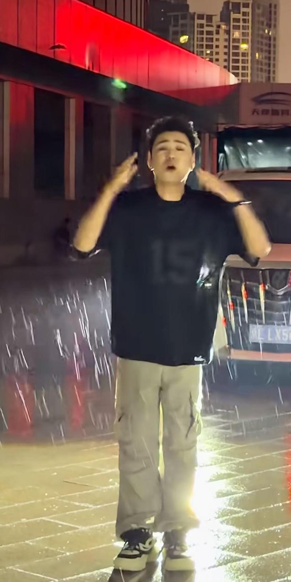 张云雷天津演唱会彩排结束冒雨前行，只为和粉丝打招呼，小辫儿和柠檬的双向奔赴！德云