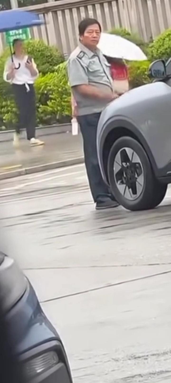 抡巴掌的“保安”保安的最新消息，据知情士爆料，保安约50岁年级，是一家保安公司