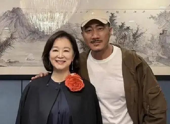 乔峰遇到乔峰，饭桌上没人谈降龙十八掌。林青霞做东的私人饭局，甄子丹和胡军碰杯。