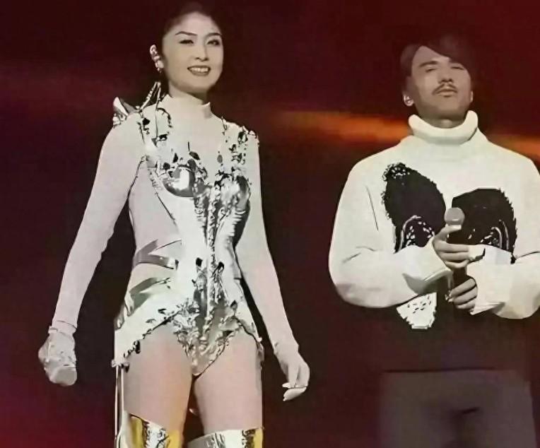 陈慧琳演唱会穿三角裤衩，五十多了合适吗？ 演唱会不仅靠服装，更主要的是靠实力