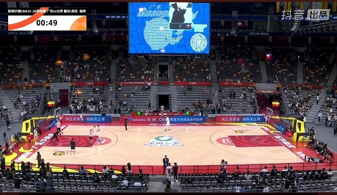 广东正义球迷的呼声，距离比赛马上要开始了，东莞日产中心球场大面积空场。本场比赛面