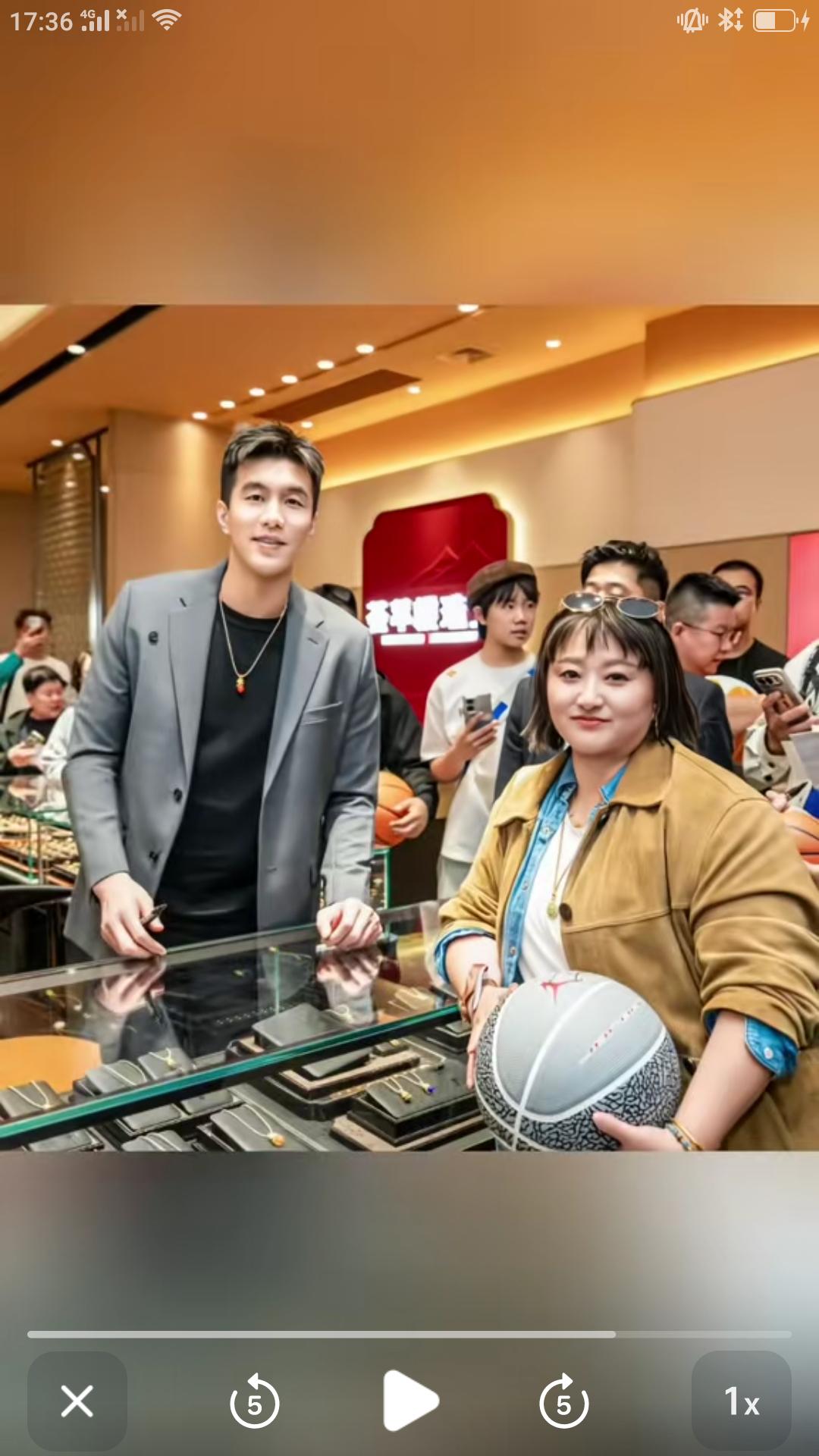 【近日，CBA球星郭艾伦参加沈阳铁西大都汇荟萃楼珠宝品牌活动，并与众多球迷合影