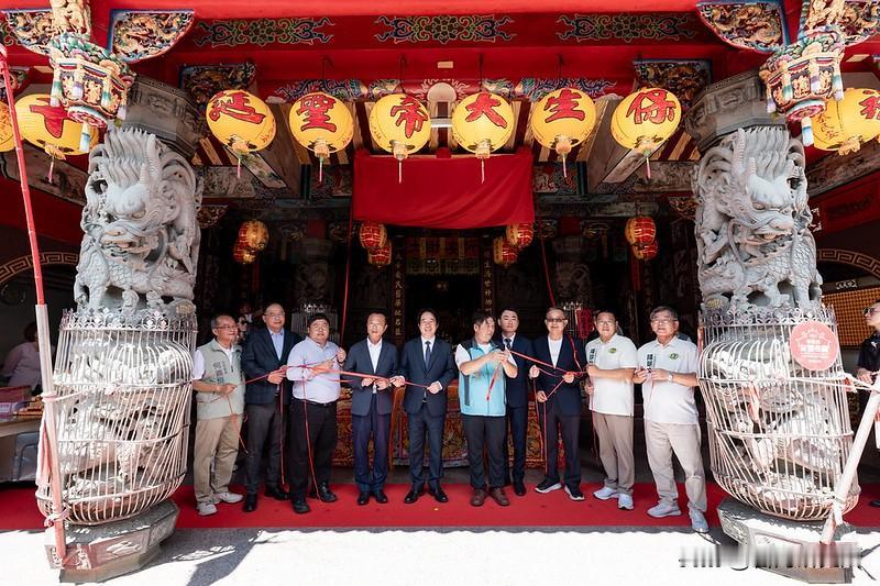 赖清德去嘉义县保安宫上香台湾跟我们闽南那边很像庙宇重要性很大赖清德贵为台湾