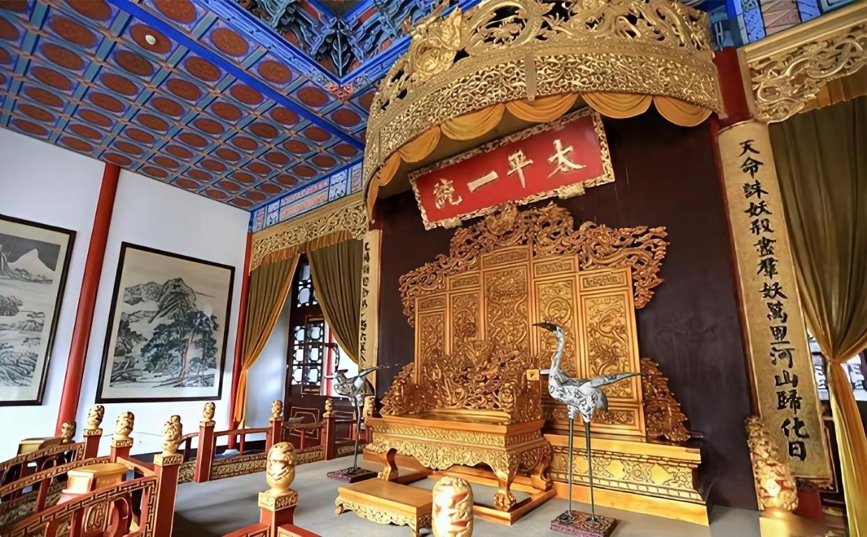 洪秀全定都南京后，奢靡生活真是到了令人咋舌的地步，用黄金装饰宫殿，选材上乘，耗费