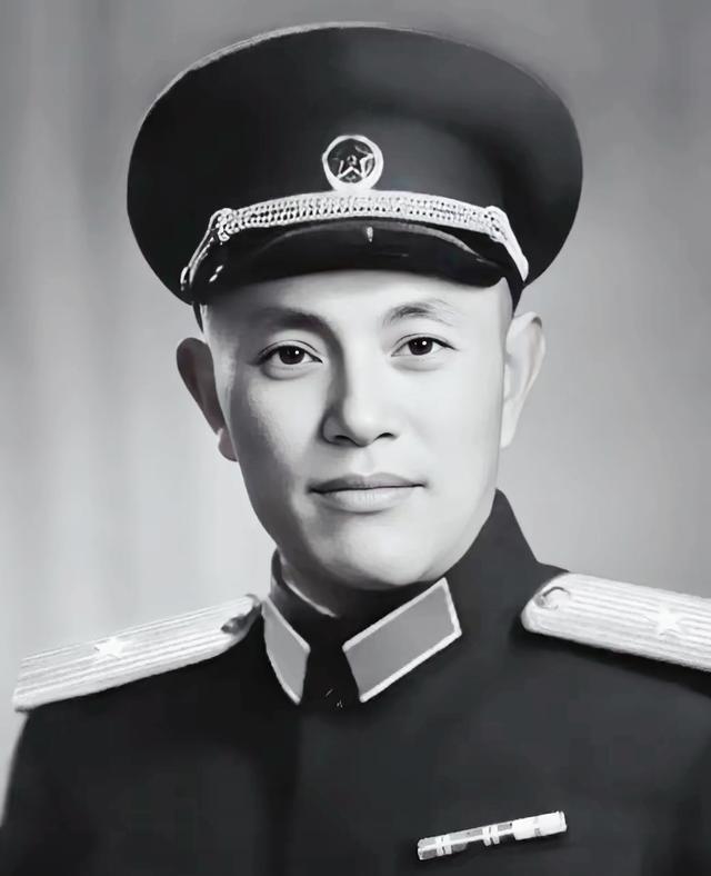 1975年开国少将张力雄被闲置两年，招待所偶遇老战友，结局暖心1975年6月