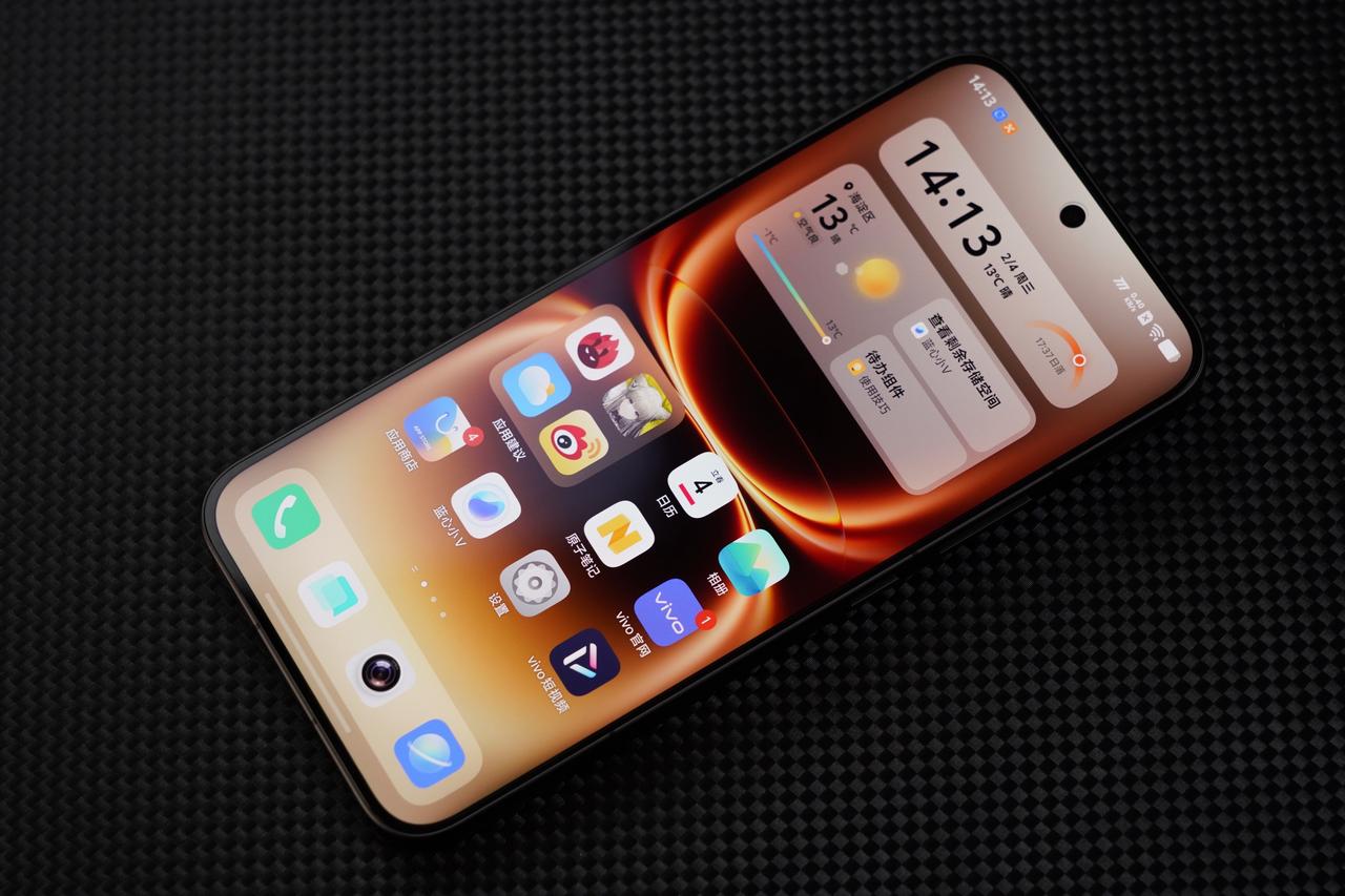 来聊聊刚刚发布的iQOO15Ultra拿到这台机器以后，上手的第一感觉就是质