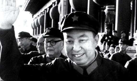 1976年1月8日，周总理与世长辞，毛远新请示道：