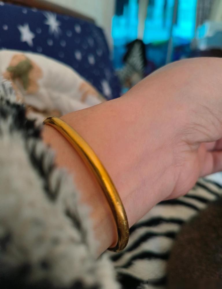 现在还敢顶着六位数的金镯子在街上溜达，简直是把人性的贪婪按在地上摩擦。二十年