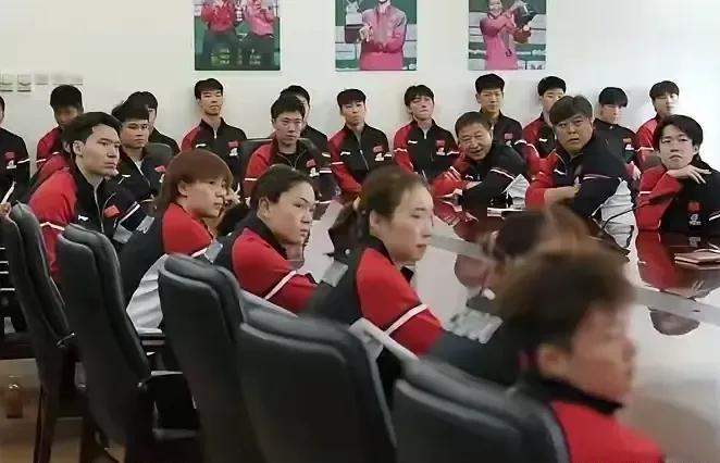 国乒是一天都不让人闲着啊。孙颖莎刚在瑞典捧回两座冠军奖杯，今天一早就出现