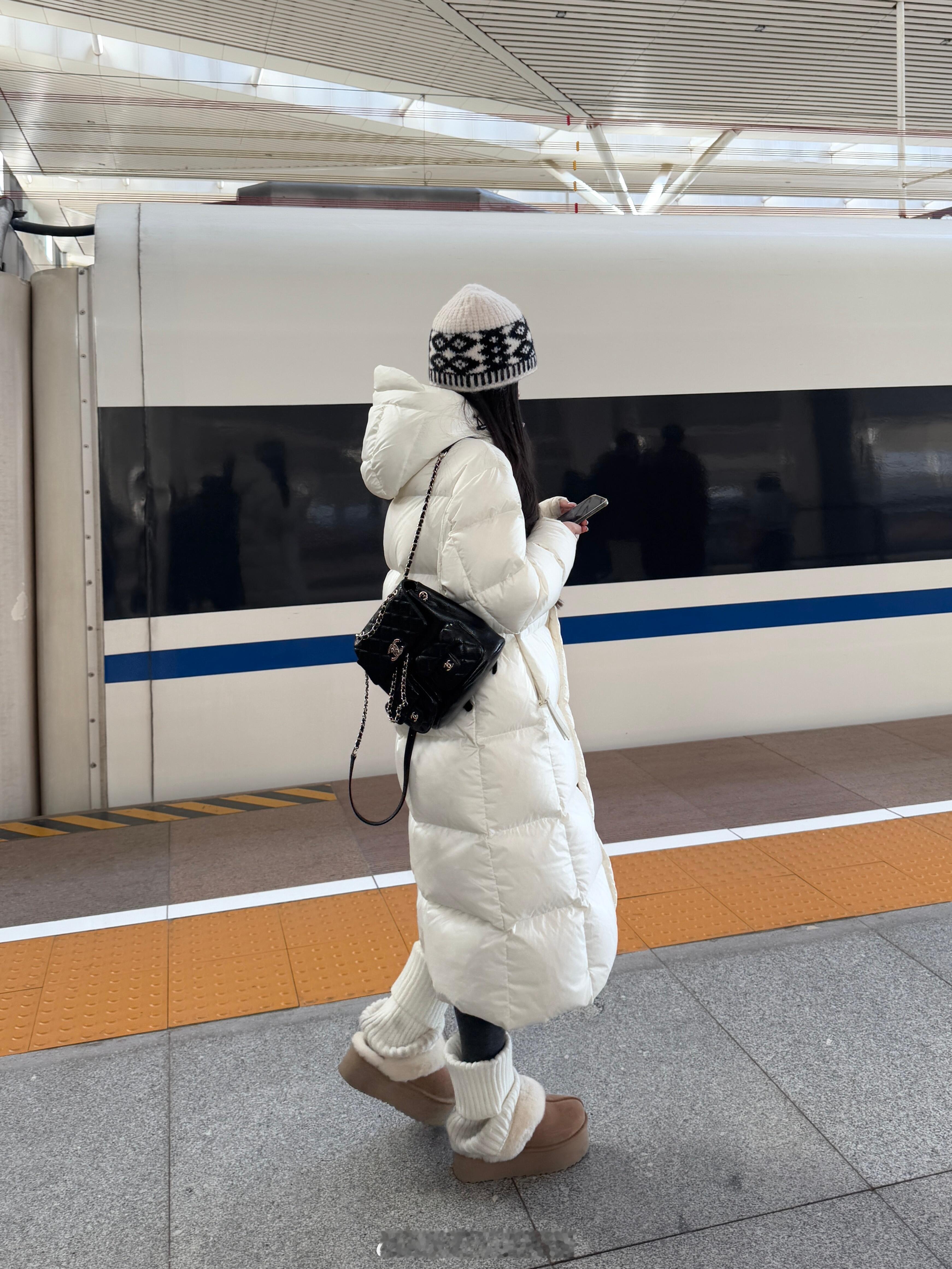 穿了300g充绒羽绒服在高铁站被要链接了😂不愧是我熬夜千挑万选出来的罗上长款羽