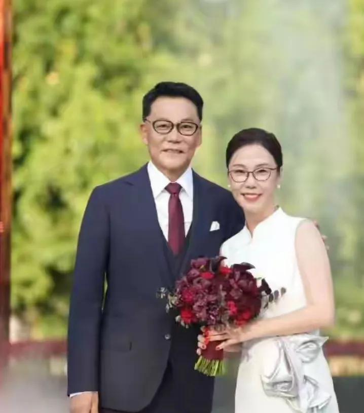李国庆再一次结婚了。第一次婚姻是理性的结果，所以不幸福；这一次以一个旁观者来看，