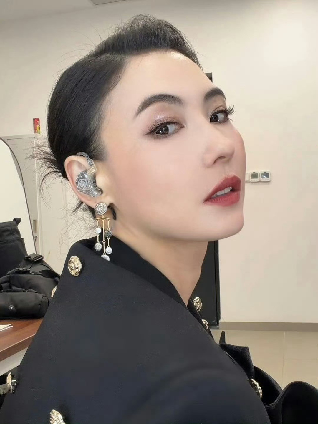 如今再看张柏芝，才懂伤她的不是陈冠希，是让她3年怀孕5次的人