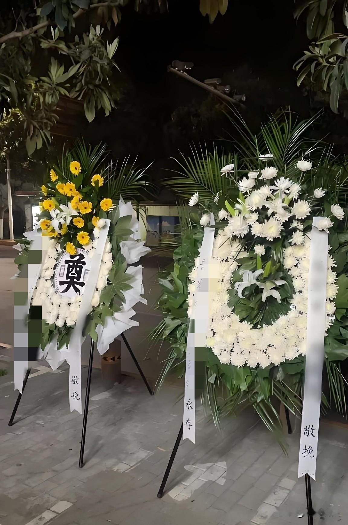 山西霍州，一女子痛恨前夫，做了副挽联挂在小区门口，挽联上写着前夫和他儿子的名字，