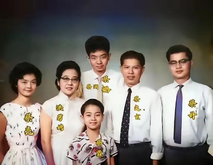 第一张照片拍摄于50年代，照片上是蔡澜姐弟四人和父母，其中最大的是姐姐蔡亮，大哥