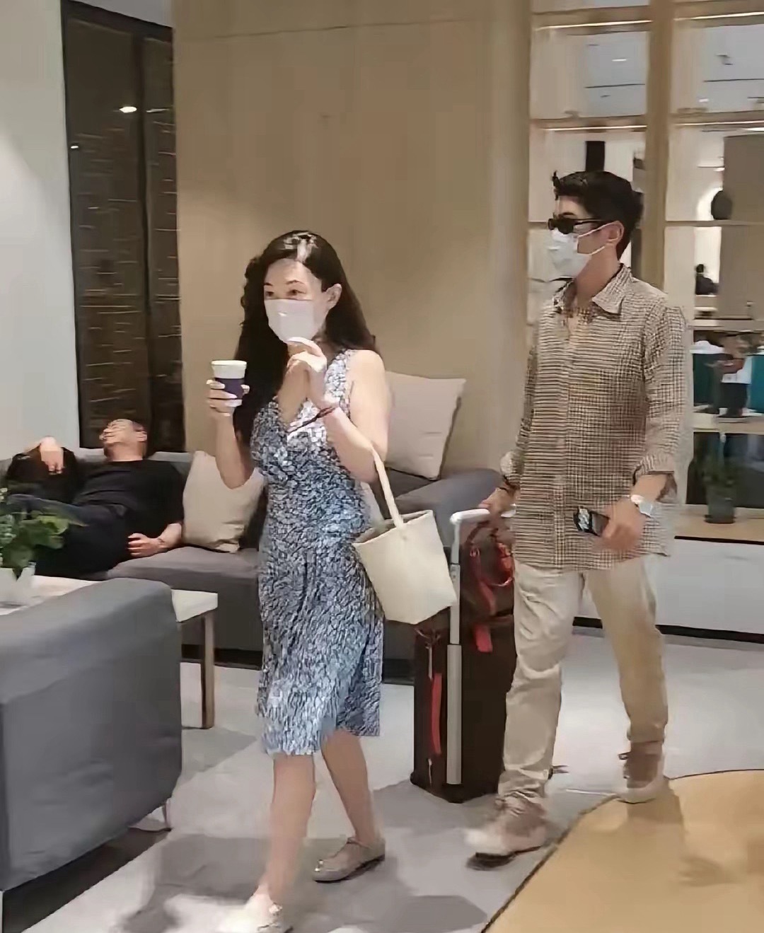 霍思燕跟老公出去玩，路人视觉她白白的一点不像46岁的人。珠圆玉润穿无袖裙子，非