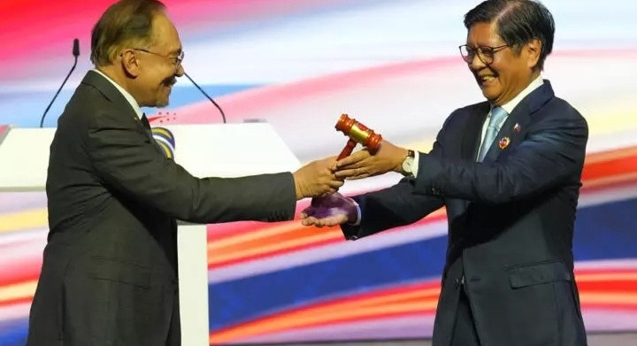 周二(28日),马来西亚总理安瓦尔在吉隆坡会议中心举行的第47届东盟峰会及相关会