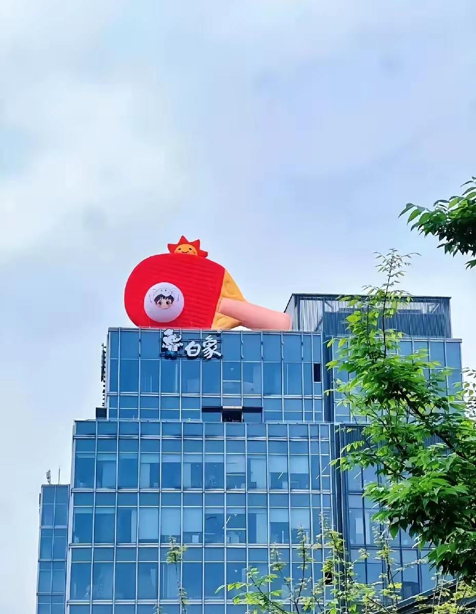 白象上海总部楼顶，直接亮出巨型孙颖莎球拍，这排面直接拉满！阳光一照格外亮眼