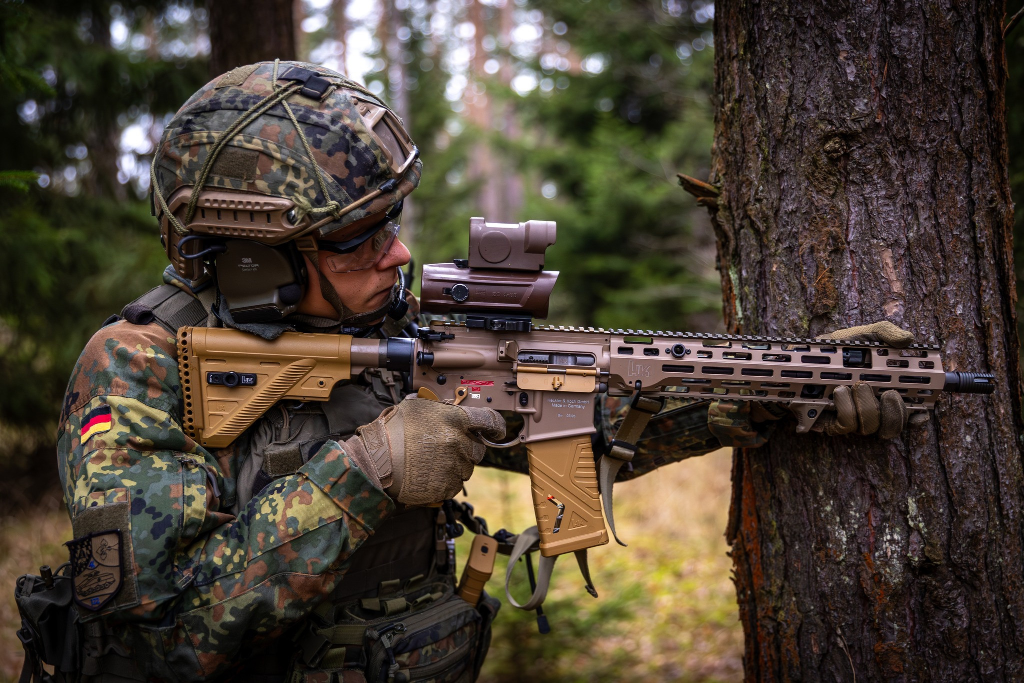 德国联邦国防军第122装甲掷弹兵营接收国防军首批G95步枪，不过由于配套的定制分