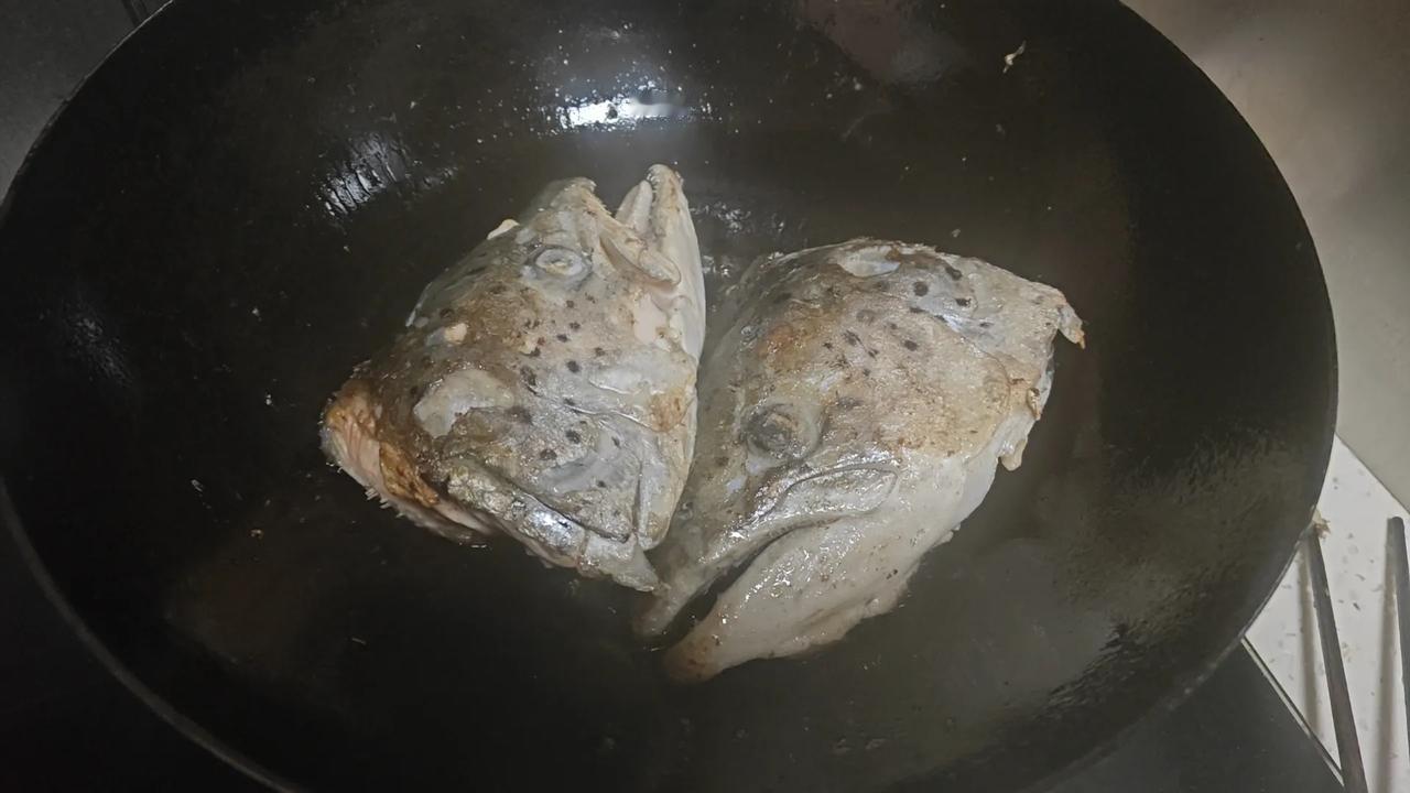 前两年，楼上的老林头，我们两三次聚餐，我都做的蒜烧三文鱼头，吃完以后啊，大家都赞